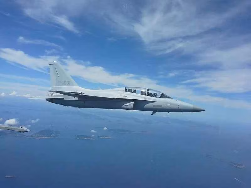 Ngoài ra, các máy bay FA-50 của Hàn Quốc cũng có phần đa dụng hơn. Cụ thể, những chiến đấu cơ này, vừa có thể tác chiến như một tiêm kích hạng nhẹ, vừa có thể được sử dụng như máy bay huấn luyện.