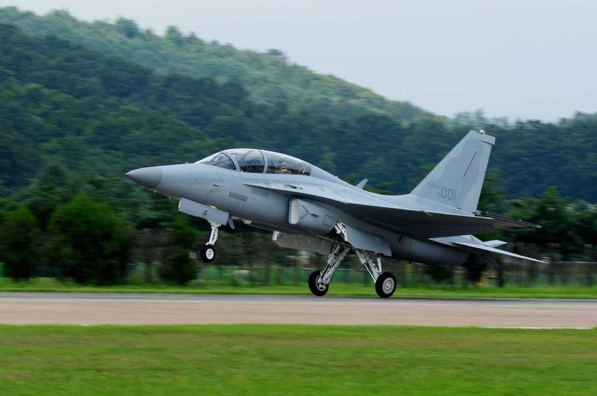 Các phi công lái thạo tiêm kích FA-50, có thể chuyển đổi ngay lập tức sang F-16 mà không tốn quá nhiều thời gian bay chuyển loại.