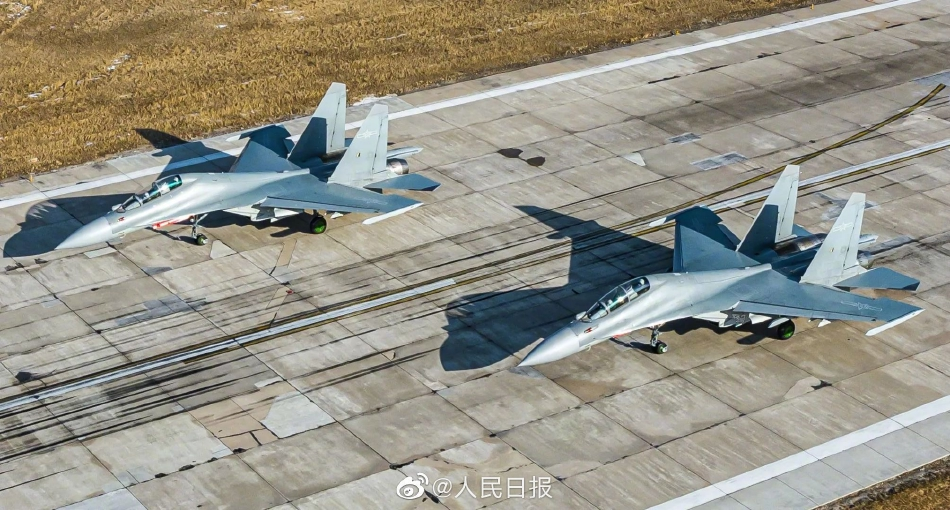 Giống như Su-27, tiêm kích J-11 của Trung Quốc có thể coi là một "cơ cấu hàng không", với độ tùy biến cực kỳ cao, giúp các kỹ sư Trung Quốc phát triển ra nhiều phiên bản khác nhau, với nhiều mục đích sử dụng khác nhau.