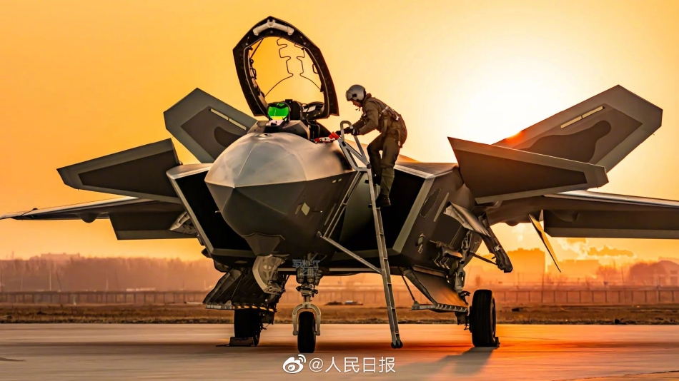 Tiêm kích J-20 được Trung Quốc tự nghiên cứu và chế tạo. Đây được xem là chiến đấu cơ "át chủ bài", giúp Trung Quốc đối đầu với dàn tiêm kích thế hệ 5 F-35 của các nước trong khu vực.