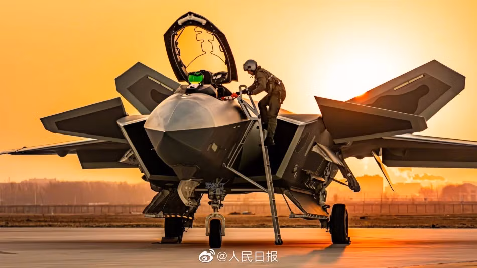 Tiêm kích J-20 được Trung Quốc tự nghiên cứu và chế tạo. Đây được xem là chiến đấu cơ "át chủ bài", giúp Trung Quốc đối đầu với dàn tiêm kích thế hệ 5 F-35 của các nước trong khu vực.