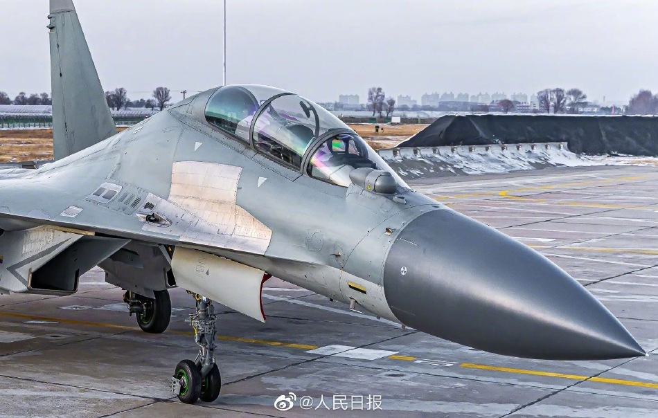 Có thể kể tới một vài phiên bản là sản phẩm phái sinh của J-11, trong đó bao gồm tiêm kích hạm J-15 - tiêm kích hạm duy nhất của Hải quân Trung Quốc hiện nay và chiến đấu cơ J-16 - tiêm kích đa năng với năng lực tác chiến cực kỳ mạnh mẽ.