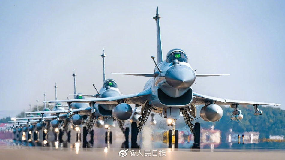 Loại tiêm kích một động cơ này, được Trung Quốc tự thiết kế và sản xuất với số lượng cực kỳ lớn, để đối đầu với dàn chiến đấu cơ hạng nhẹ giá rẻ F-16 hiện đang phục vụ trong không quân Mỹ.