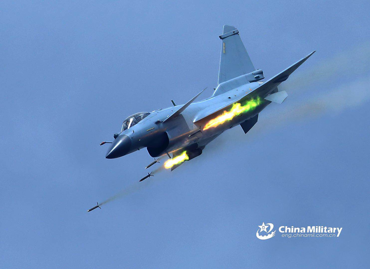 Ngoài sử dụng cho lực lượng không quân và hải quân, Trung Quốc còn xuất khẩu J-10 ra nước ngoài. Tuy nhiên tới nay, mới chỉ có một quốc gia đưa J-10 vào biên chế chiến đấu, đó là Pakistan.