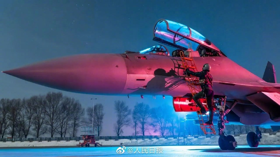 Cuối cùng là tiêm kích J-11. Đây là chiến đấu cơ được Trung Quốc phát triển nội địa hóa, dựa trên thiết kế của tiêm kích Su-27 Flanker trứ danh trong quá khứ.