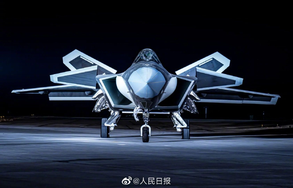 Đầu phải kể tới chiến đấu cơ J-20. Đây là loại tiêm kích tàng hình duy nhất trong biên chế của Không quân Trung Quốc ở thời điểm hiện tại.