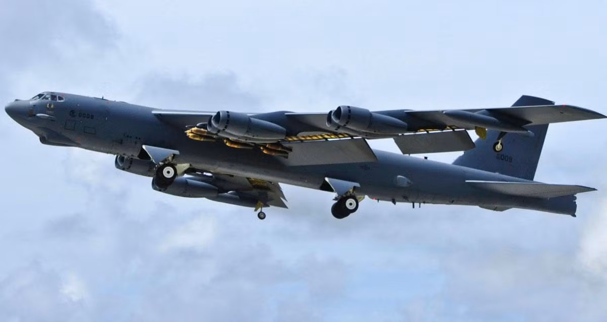 Trong khi B-1B và B-2 đã được Mỹ lên kế hoạch thay thế thì B-52 ít nhất vẫn hoạt động tới năm 2040, tức gần 100 năm kể từ khi chúng bay chuyến bay đầu tiên