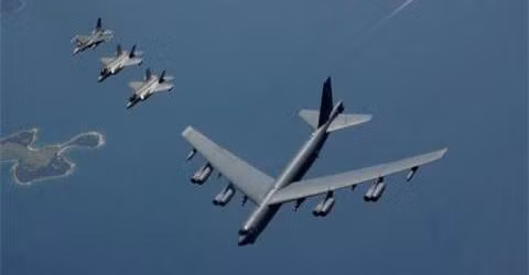 Tiếp đến là các máy bay tiêm kích tàng hình tràn tới tiêu diệt nốt các đài chỉ huy radar dẫn bắn của các trung tâm chỉ huy cảnh báo cũng như như radar chỉ thị mục tiêu cho các hệ thống phòng không.