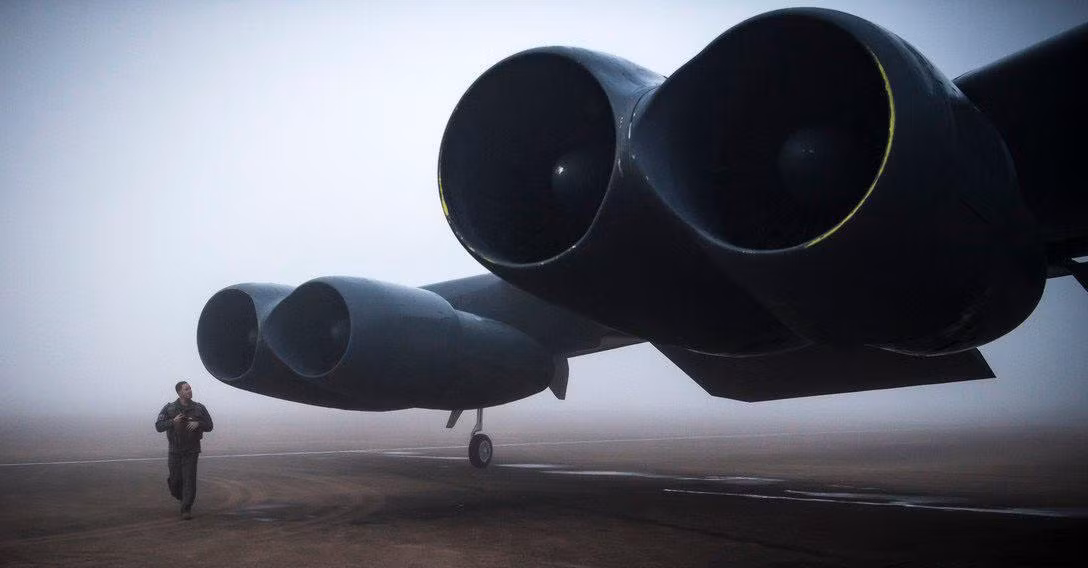 Lúc này pháo đài bay B-52 chất đầy bom đạn mới xuất hiện để ném bom rải thảm tiêu diệt đối phương.