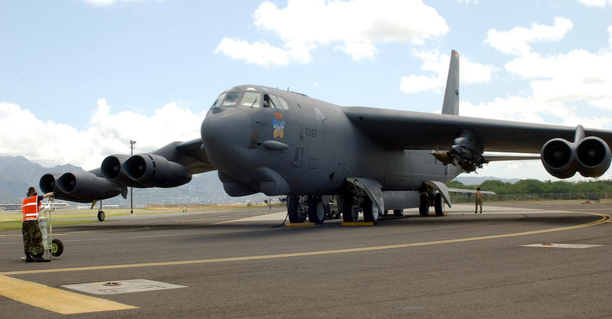 B-52 có thể ném bom rải thảm với tổng khối lượng bom lên tới 30 tấn và sau khi nâng cấp có thể lên tới 50 tấn, số bom này tạo ra những khu hủy diệt lớn.