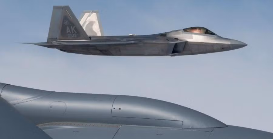 Ngoài ra các loại máy bay bảo vệ B-52 cũng chưa thực sự xuất sắc khi để đối phương len lỏi được vào đội hình, tiến đến gần B-52 để bắn phá.