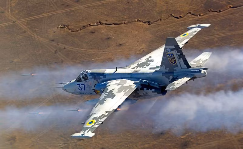 Tiếp đến là Su-25, đây là loại cường kích tấn công mặt đất, chuyên thực hiện nhiệm vụ yểm trợ cho lực lượng bộ binh.