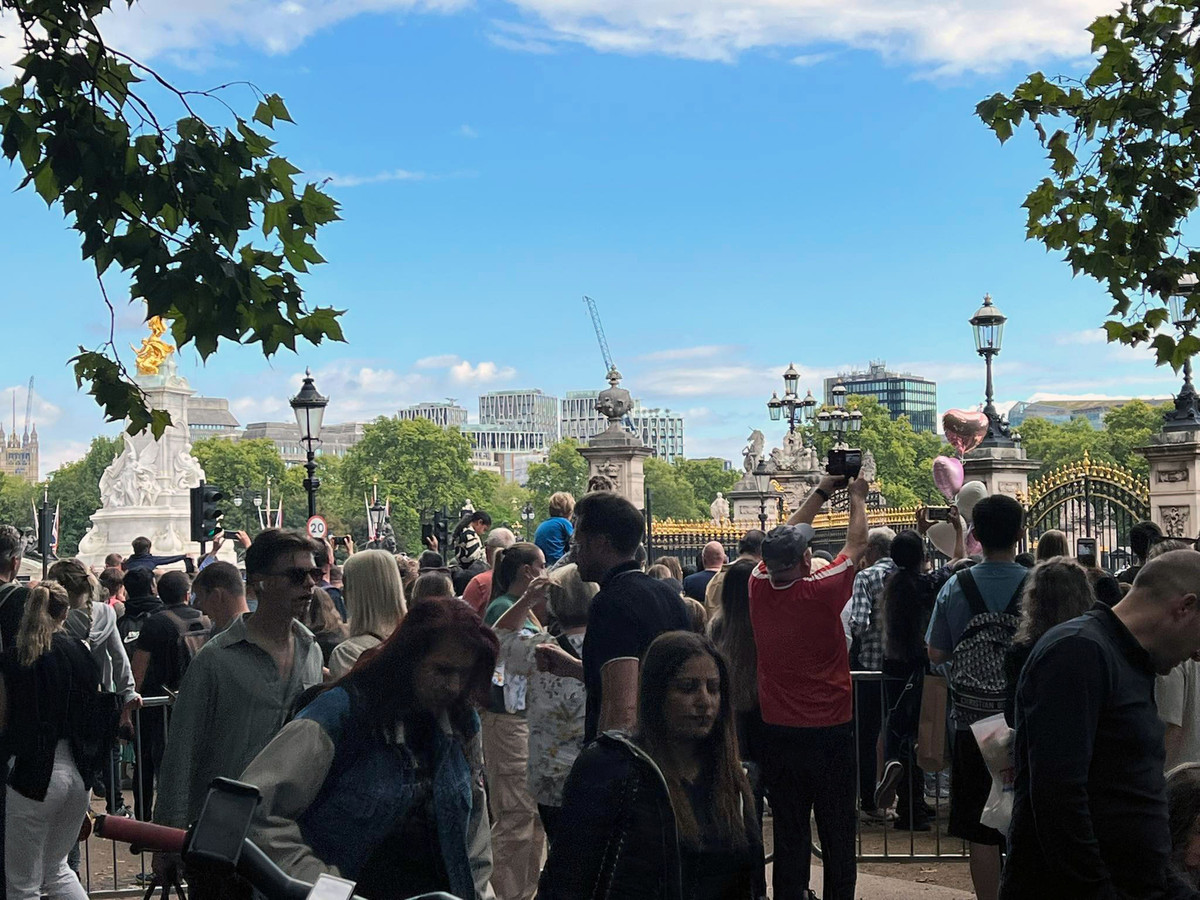 Theo ghi nhận của phóng viên Tri thức và Cuộc sống tại Cung điện Buckingham chiều ngày 10/9 (theo giờ địa phương), dòng người vẫn tiếp tục đổ về đây để gửi lời chia buồn tới sự ra đi của Nữ hoàng Elizabeth II.