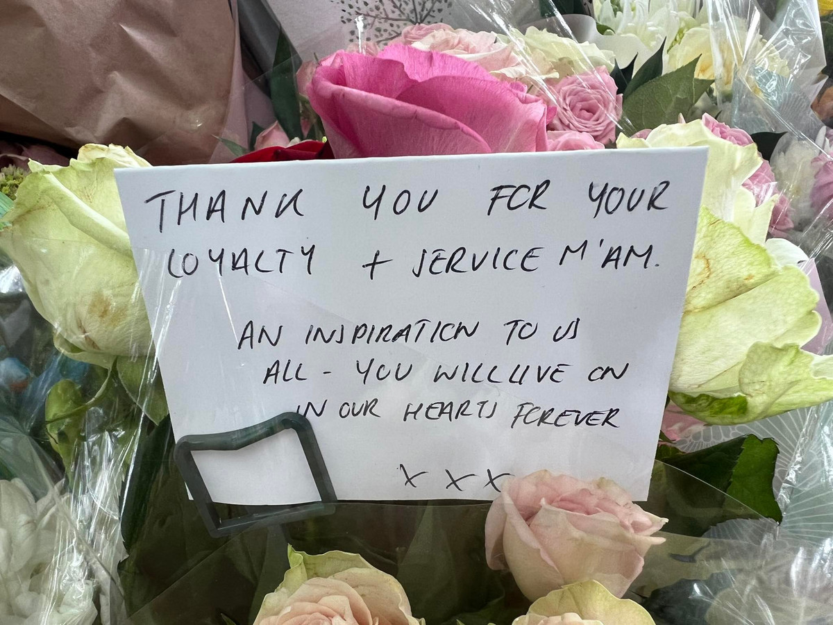 "Cám ơn bà vì sự trung thành và sự tận tâm. Bà đã truyền cảm hứng cho tất cả chúng ta, bà sẽ sống mãi trong trái tim của chúng tôi". Một tấm thiệp bên ngoài điện Buckingham có ghi.