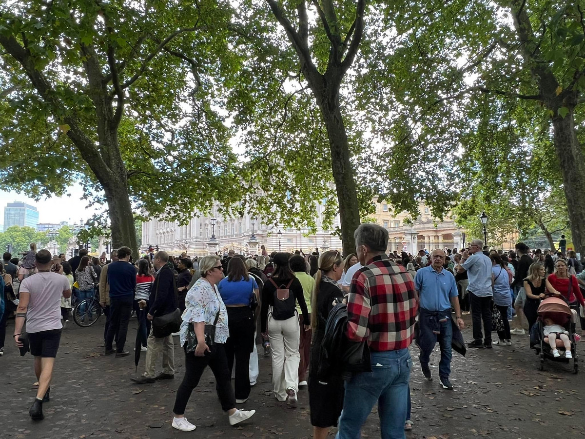 Với người dân Anh, Nữ hoàng Elizabeth II là biểu tượng của sự tận tâm cống hiến. Trước khi qua đời 2 ngày, Nữ hoàng Elizabeth đã thực hiện nghi thức bổ nhiệm tân Thủ tướng Anh Liz Truss.