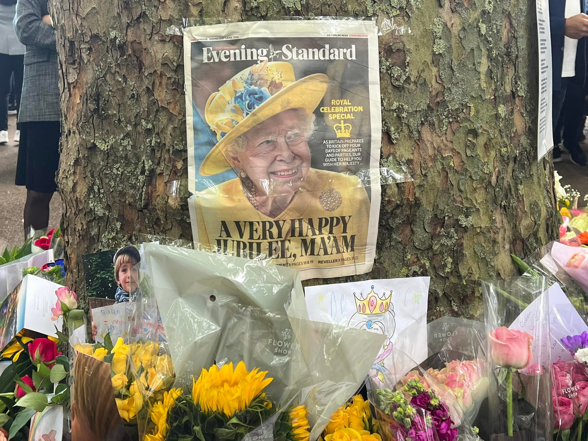 Đâu đó bên ngoài cung điện Buckingham, tiếng hát trầm lặng "Chúa phù hộ Nữ hoàng" vẫn xuất hiện trong đám đông suốt nhiều ngày qua.