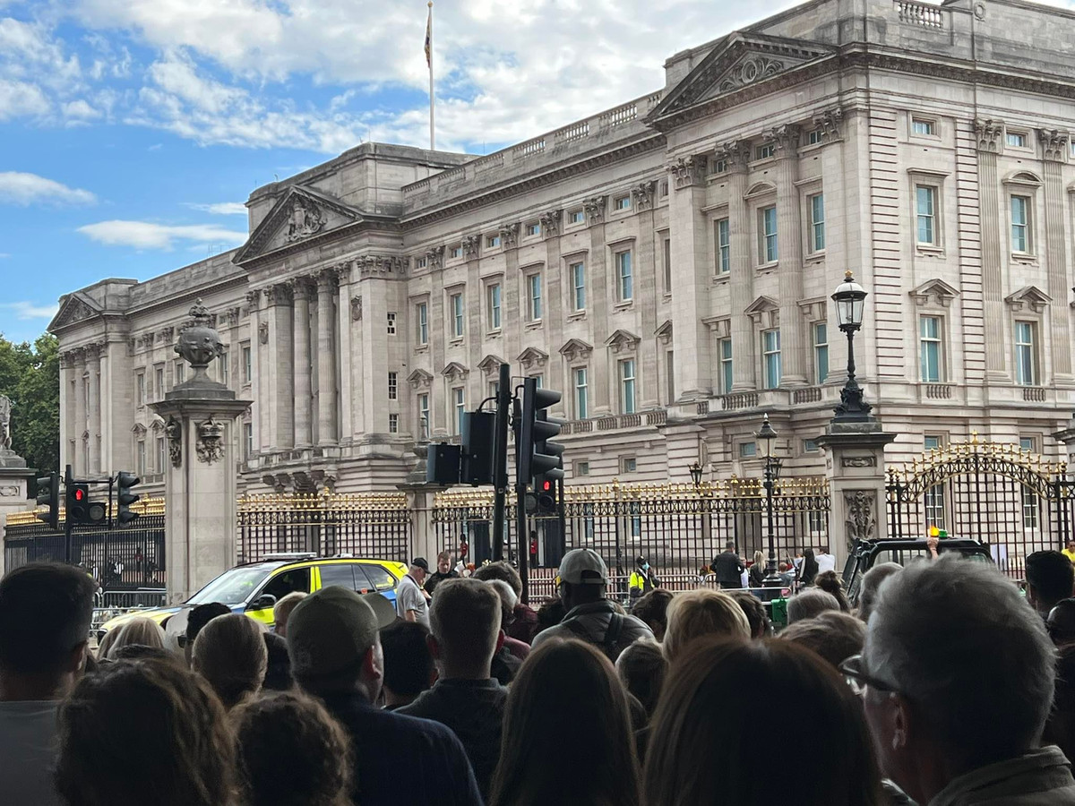 Hàng dài người dân Anh và du khách có mặt bên ngoài Cung điện Buckingham, không khí rất trang nghiêm.