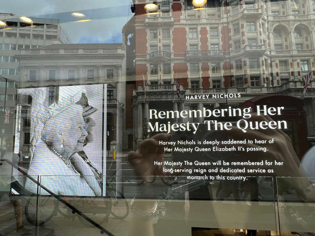 Thông điệp tưởng nhớ Nữ hoàng Elizabeth II bên ngoài một trung tâm thương mại ở Thủ đô London, Anh.