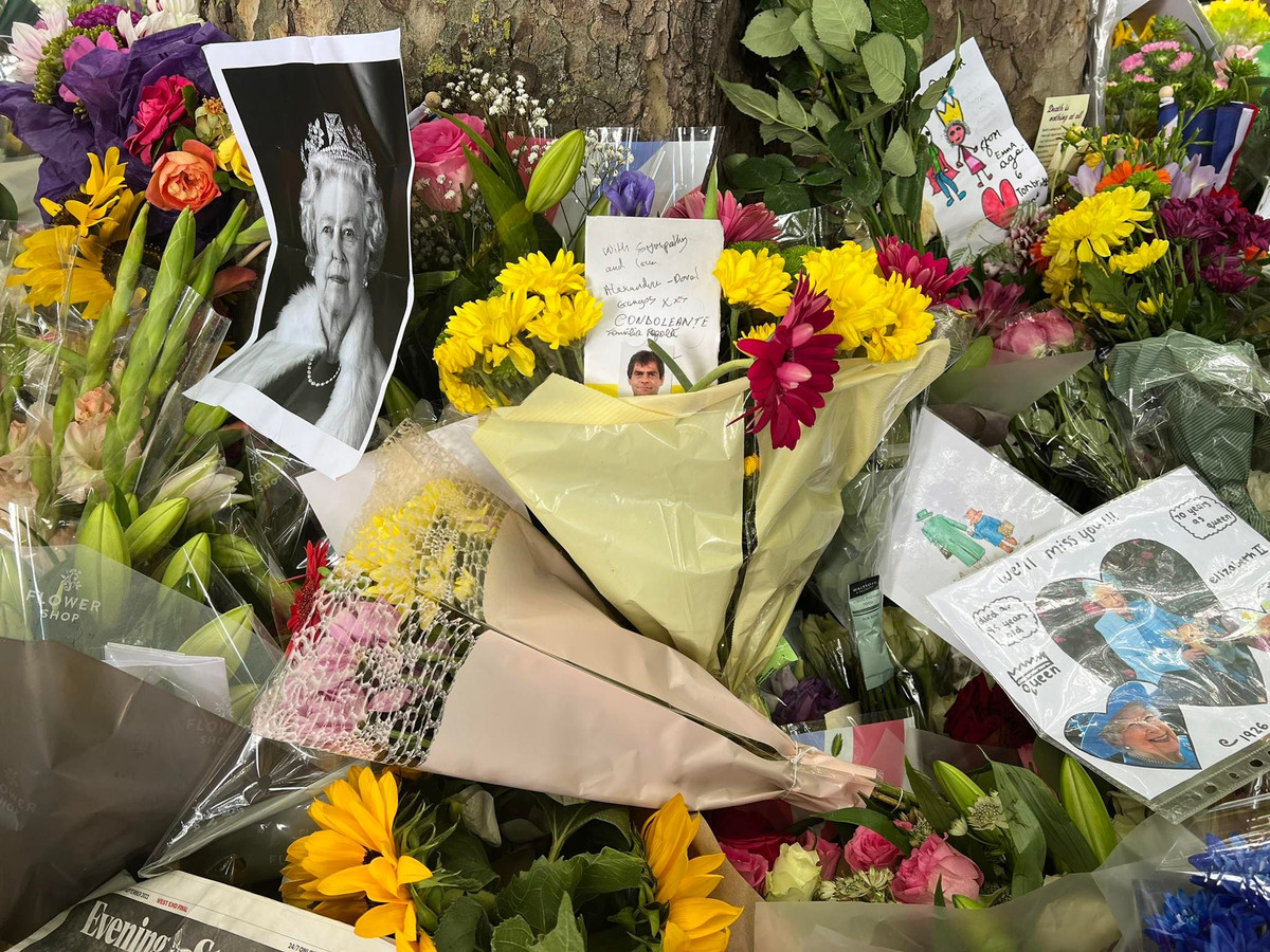 Trong những ngày qua, người dân từ khắp nước Anh cũng như từ nhiều quốc gia trên thế giới, đã đổ về cung điện Buckingham để nói lời từ biệt với Nữ hoàng Elizabeth.