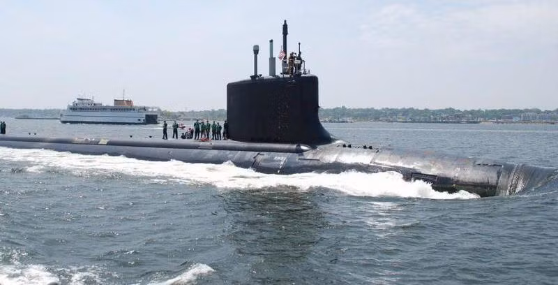 Để giảm độ ồn tối đa, xung quanh tàu ngầm được trang bị lớp ngói bọc bằng cao su.