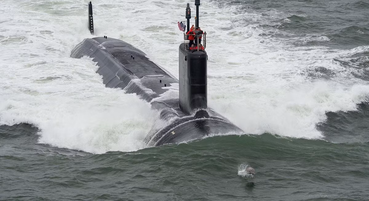 Bên cạnh đó tàu còn trang bị 4 ống phóng lôi cỡ 533 mm, tương thích với ngư lôi hạng nặng Mk 48 hoặc tên lửa chống tàu AGM-84 Harpoon.