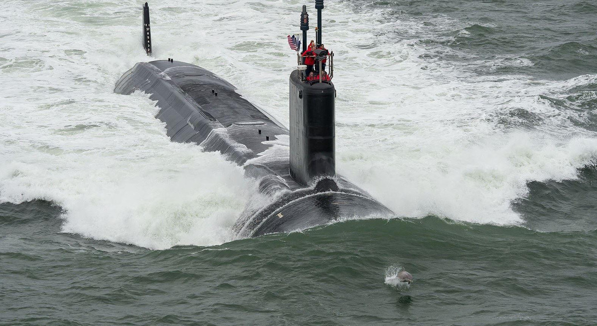 Bên cạnh đó tàu còn trang bị 4 ống phóng lôi cỡ 533 mm, tương thích với ngư lôi hạng nặng Mk 48 hoặc tên lửa chống tàu AGM-84 Harpoon.