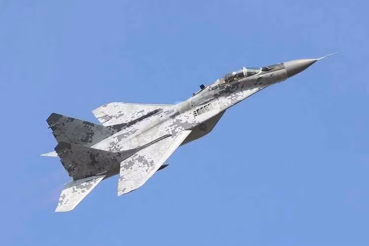 Chiến đấu cơ MiG-29 được thiết kế với vai trò máy bay chiến đấu hạng nhẹ, có thể cất cánh từ những đường băng dã chiến và được sản xuất với số lượng lớn, với yêu cầu bảo dưỡng và chi phí sử dụng thấp hơn. Cả Su-27 và MiG-29 đều được phát triển song song, và cả hai đều có chuyến bay đầu tiên vào năm 1977.