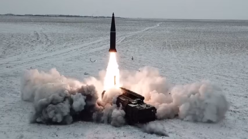 Trên lý thuyết, tên lửa được phóng đi từ tổ hợp Iskander có khả năng mang theo đầu đạn nặng tới 700 kg. Điều này đồng nghĩa với việc nó có thể triển khai được các đầu đạn hạt nhân chiến thuật cỡ nhỏ.