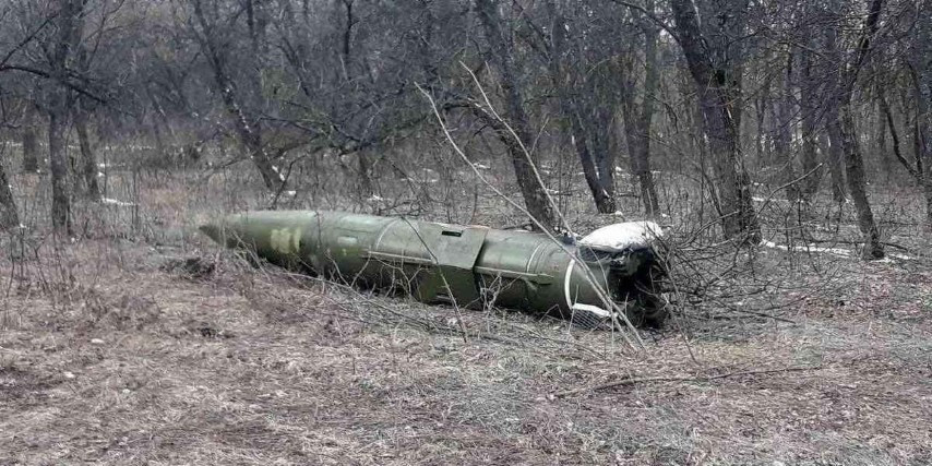 Tại chiến trường Ukraine, từng ghi nhận nhiều hình ảnh tên lửa đạn đạo Iskander "xịt" rơi trên mặt đất.