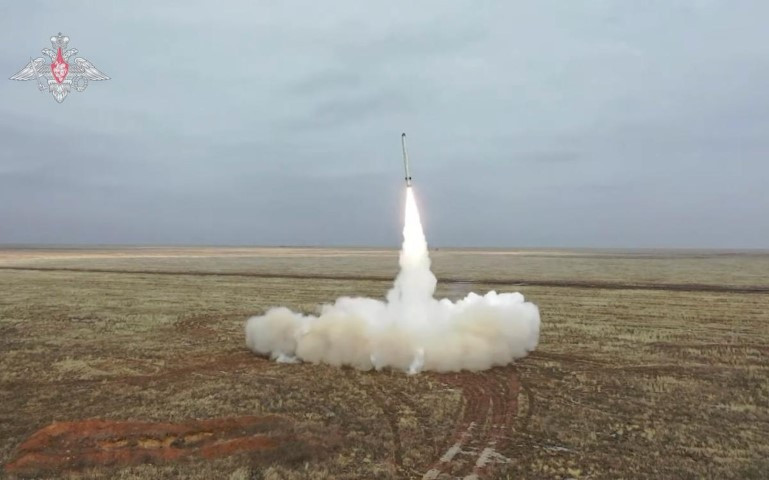 Dù mang theo đầu đạn nặng tới vậy, độ chính xác của tổ hợp Iskander là cực kỳ đáng nể. Ở khoảng cách bắn tối đa từ 400 tới 620 km, tên lửa từ tổ hợp Iskander được cho là có độ lệch mục tiêu chỉ khoảng 7 mét.