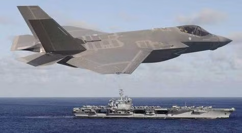 Lớp sơn tàng hình trên tiêm kích F-35C dày hơn các phiên bản khác để có thể hoạt động tốt trong môi trường nước biển.