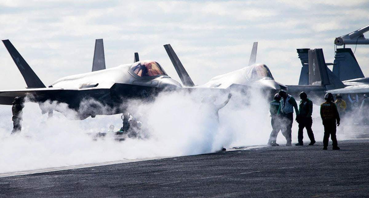 Tuy nhiên khi không cần tàng hình, F-35C có khả năng mang theo 10,5 tấn vũ khí, đây là một con số cực kỳ ấn tượng cho chiếc tiêm kích một động cơ.