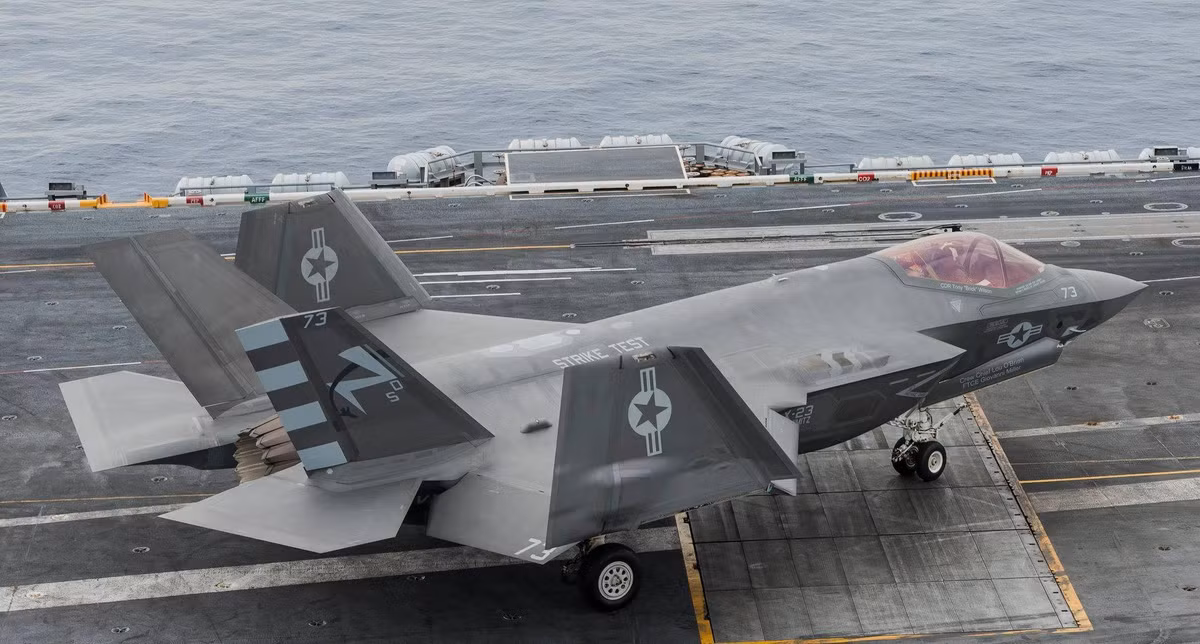 F-35C là phiên bản tiêm kích tàng hình chuyên hoạt động trên các tàu sân bay của Mỹ. Chúng dự định sẽ thay thế hoạt động của tiêm kích hạm F/A-18C/D Hornet trên các tàu sân bay hạt nhân.