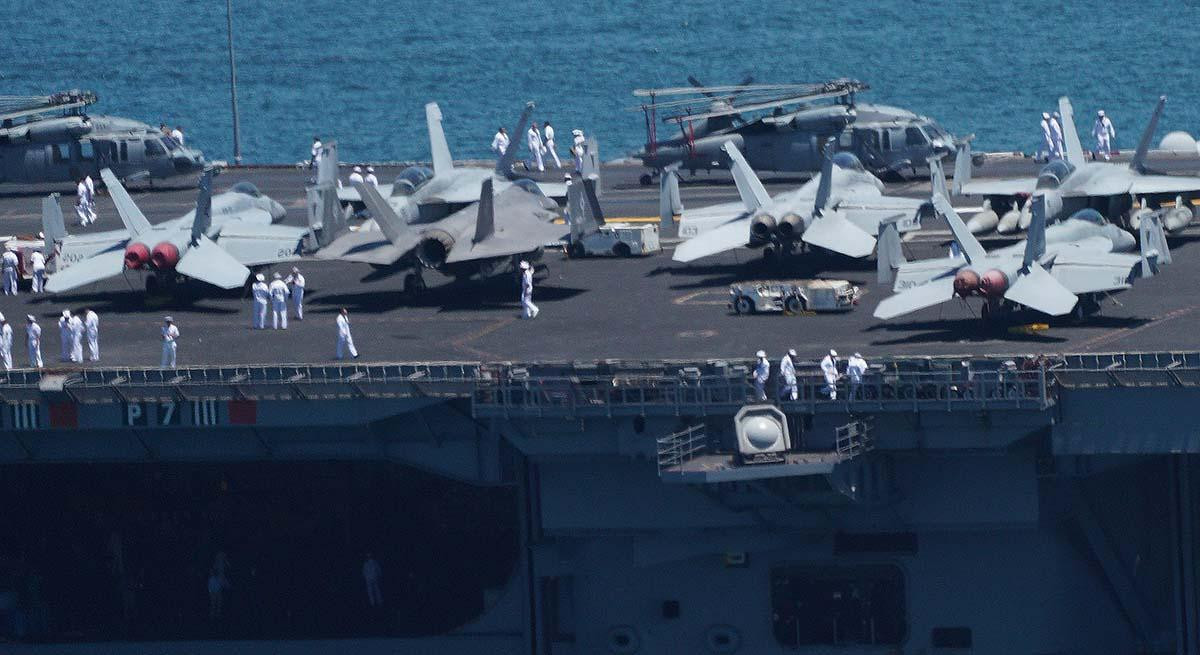 Các máy bay thuộc không đoàn tàu sân bay số 2 trên chiến hạm Carl Vinson tổ chức nhiều đợt huấn luyện xuất kích trên biển Philippines và biển Sulu, cửa ngõ Biển Đông.