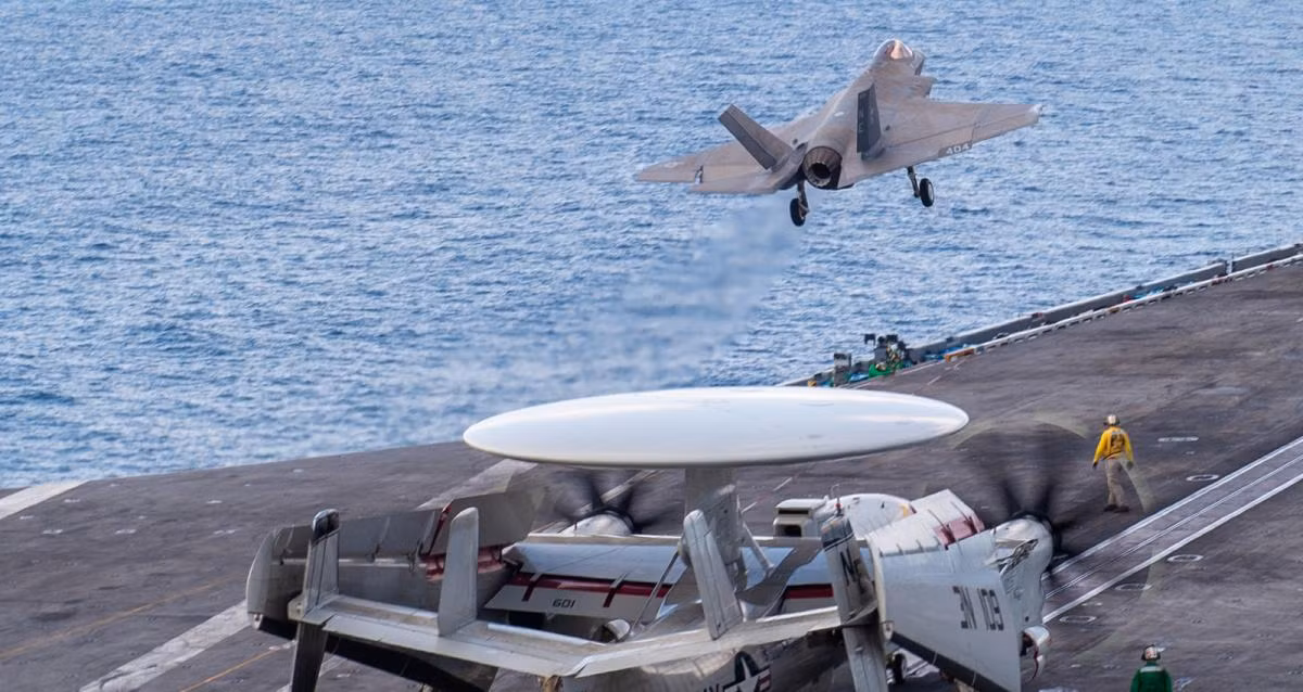 Khung thân và càng đáp được gia cố để cất hạ cánh trên tàu sân bay, ngoài phiên bản này cũng sử dụng các vật liệu chế tạo tốt hơn để tránh sự xâm hại và ăn mòn từ nước biển.