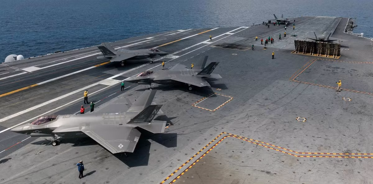 Trong khi F-35C nổi bật với khả năng tàng hình thì F/A-18E/F có tiếng về tải trọng vũ khí cũng như kinh nghiệm chiến đấu.