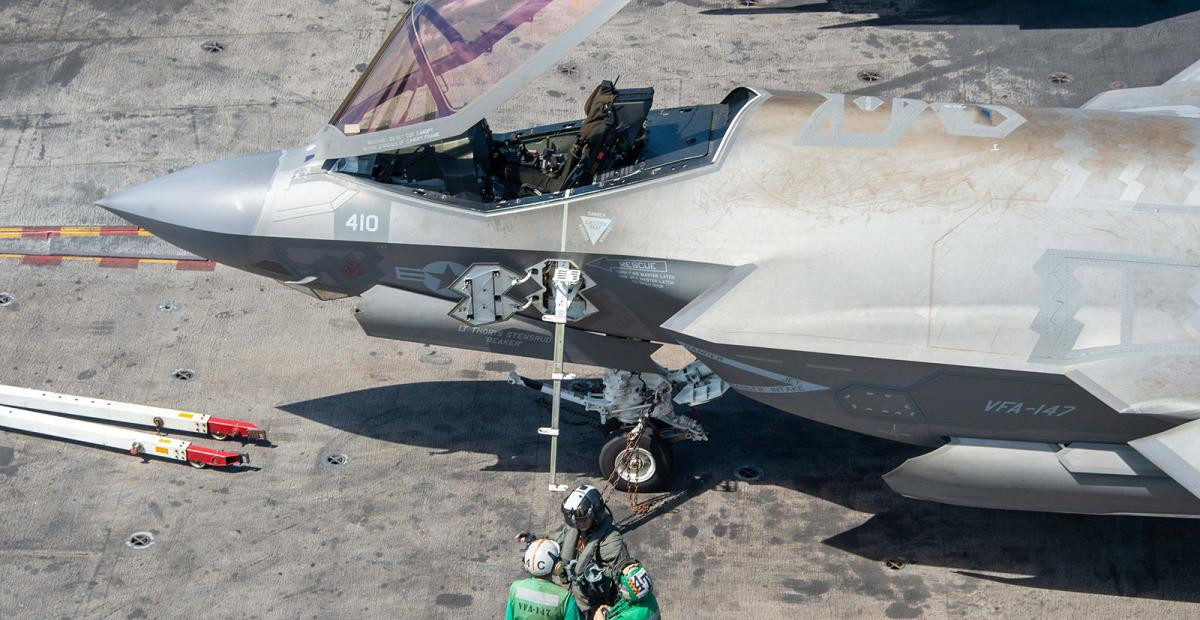 Khi ở chế độ tàng hình, F-35C chỉ có khả năng mang theo khoảng 2,8 tấn vũ khí, tất cả đều được giấu trong thân máy bay.