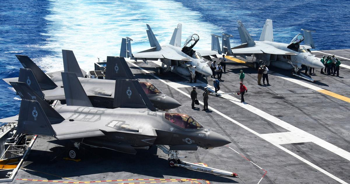 Phi công tiêm kích tàng hình F-35C thảo luận với kỹ thuật viên vận hành máy phóng và cáp hãm đà của tàu sân bay Carl Vinson trên biển Sulu ngày 10/1.