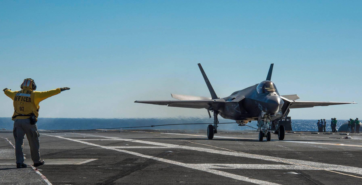 Trong bối cảnh Nga ngày càng tụt lại phía sau (tàu sân bay duy nhất của họ đang hư hỏng nằm bờ và viễn cảnh tái triển khai vẫn còn xa vời) thì Trung Quốc đang nổi lên là đối thủ lớn nhất của Mỹ, cạnh tranh sức mạnh trực tiếp trên đại dương.