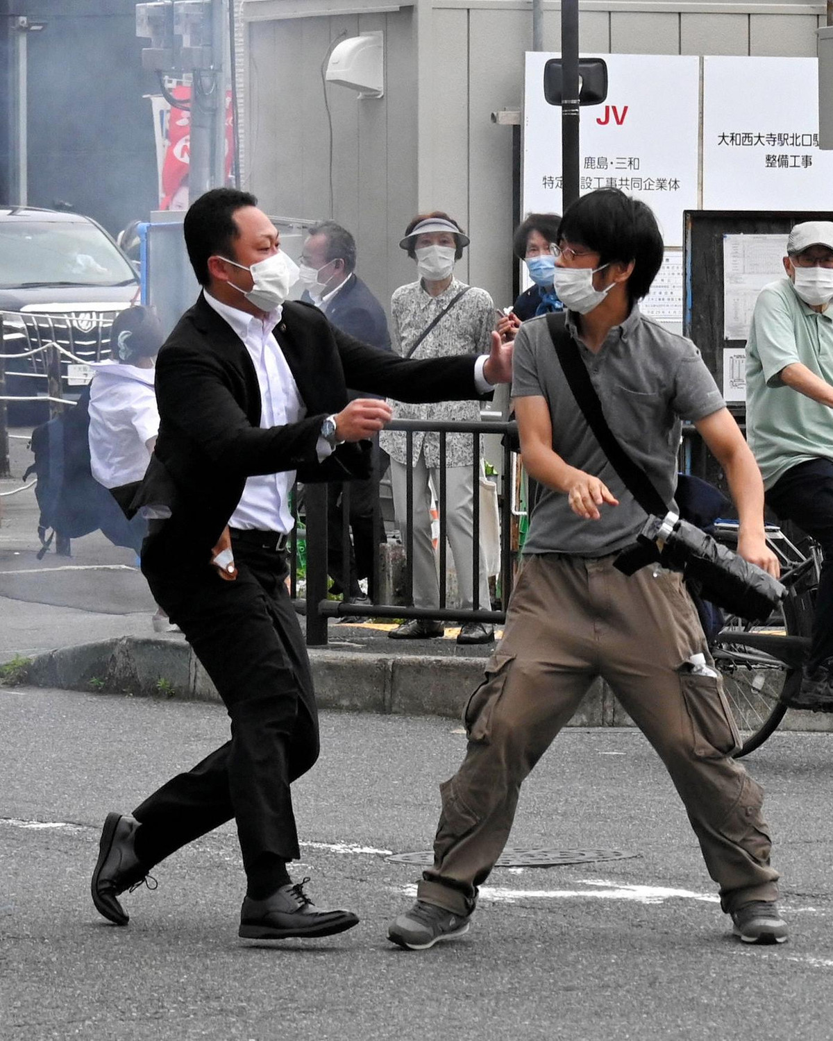 Dựa vào các hình ảnh tại hiện trường, chuyên gia cho biết khẩu súng được sử dụng trong vụ ám sát được làm từ những vật liệu rất dễ kiếm, cơ chế kích hoạt của khẩu súng này là bằng điện, với bằng chứng là hai cục pin ở dưới nòng súng, được nối dây dẫn tới phía sau nòng súng.