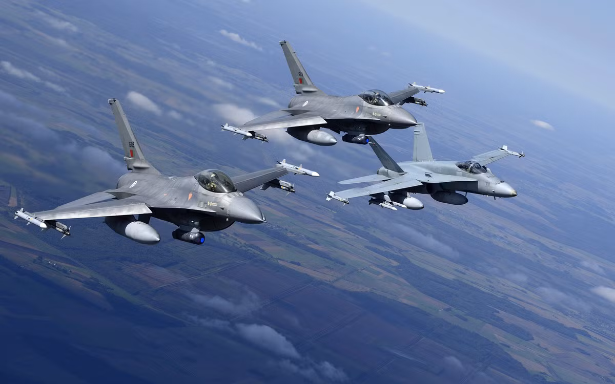 Tiêm kích F-16 được coi là loại chiến đấu cơ phổ biến bậc nhất của Mỹ và NATO trong thế kỷ 21. Lợi thế của loại chiến đấu cơ này là giá rẻ, hiệu quả và có quân số đông.