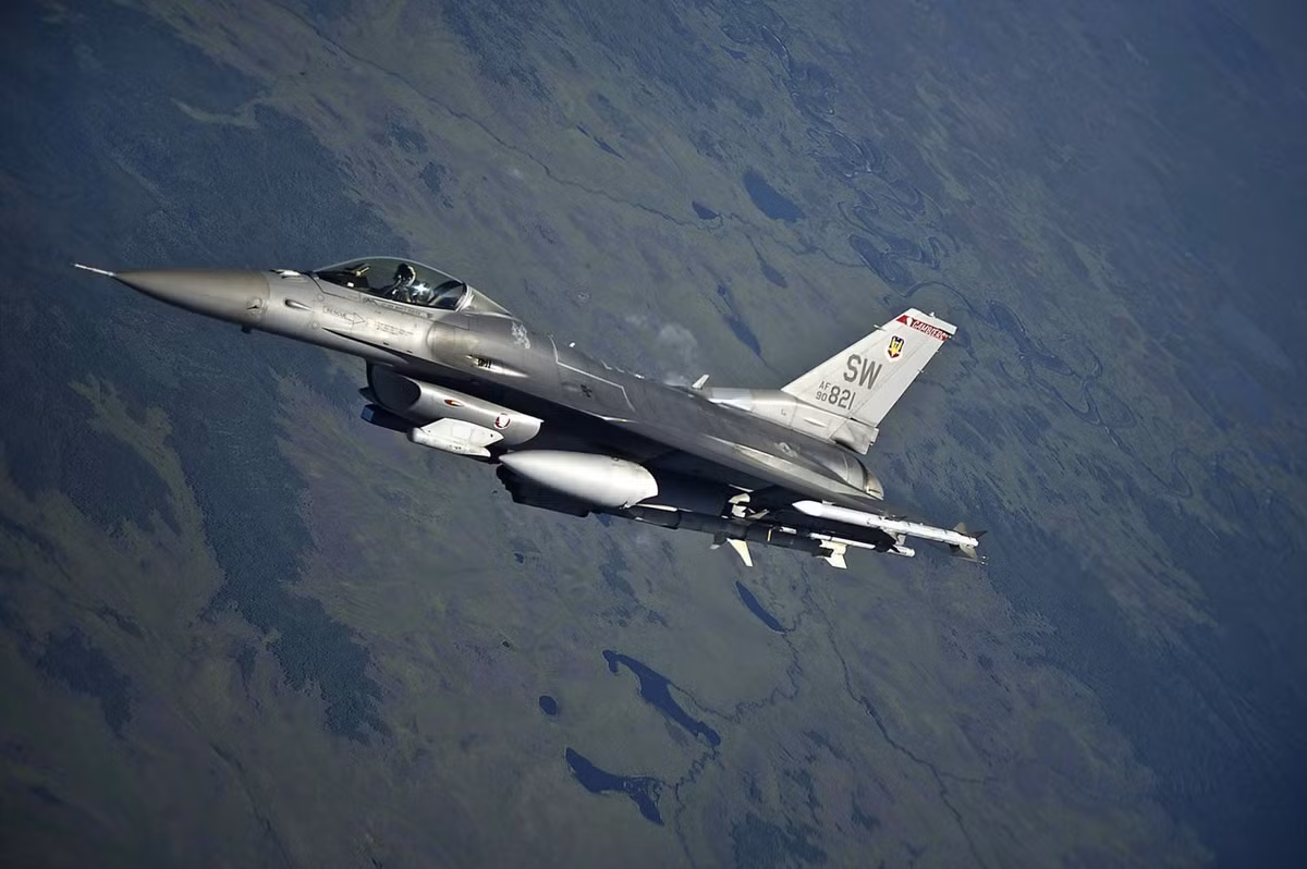 Trong không quân Mỹ, thời gian để một phi công làm chủ hoàn toàn được tiêm kích F-16, có thể tốn tới 18 tháng. Trong đó, ít nhất thời gian bay trên F-16 phải đạt 400 giờ - để có thể được coi là "phi công F-16 đủ kinh nghiệm".