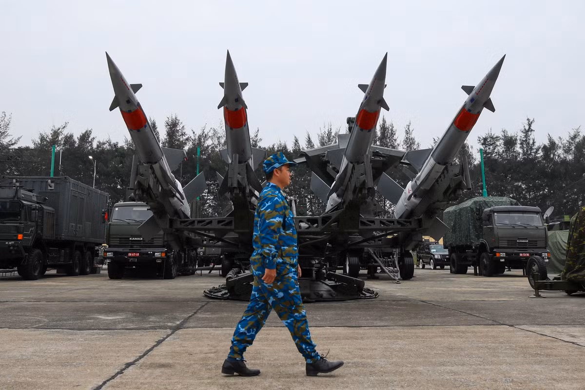 Tổ hợp phòng không S-125, đây là loại vũ khí phòng không được thiết kế để hoạt động trong mọi điều kiện thời tiết. Theo thiết kế của Liên Xô, S-125 là tổ hợp tên lửa tầm xa, được ra đời để bổ sung cho các loại tên lửa S-25 và S-75. Ảnh: ĐẬU TIẾN ĐẠT/Thanh Niên.