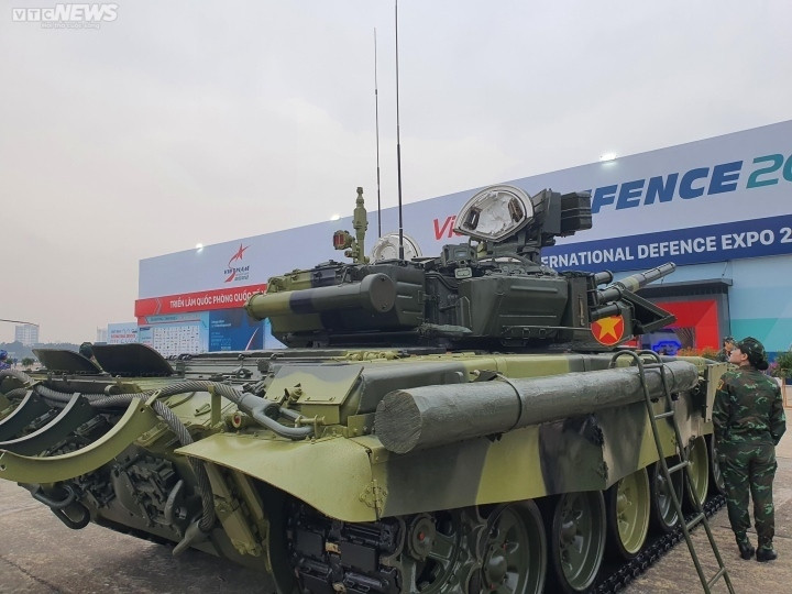 Được nâng cấp từ phiên bản T-90 do Liên Xô thiết kế, xe tăng T-90S và T-90SK có trang bị thêm nhiều thiết bị điện tử hiện đại, cho phép chúng có khả năng tác chiến phù hợp với đặc điểm của chiến trường hiện đại ngày nay. Ảnh: Kông Anh - Trà Khánh/VTCnews.