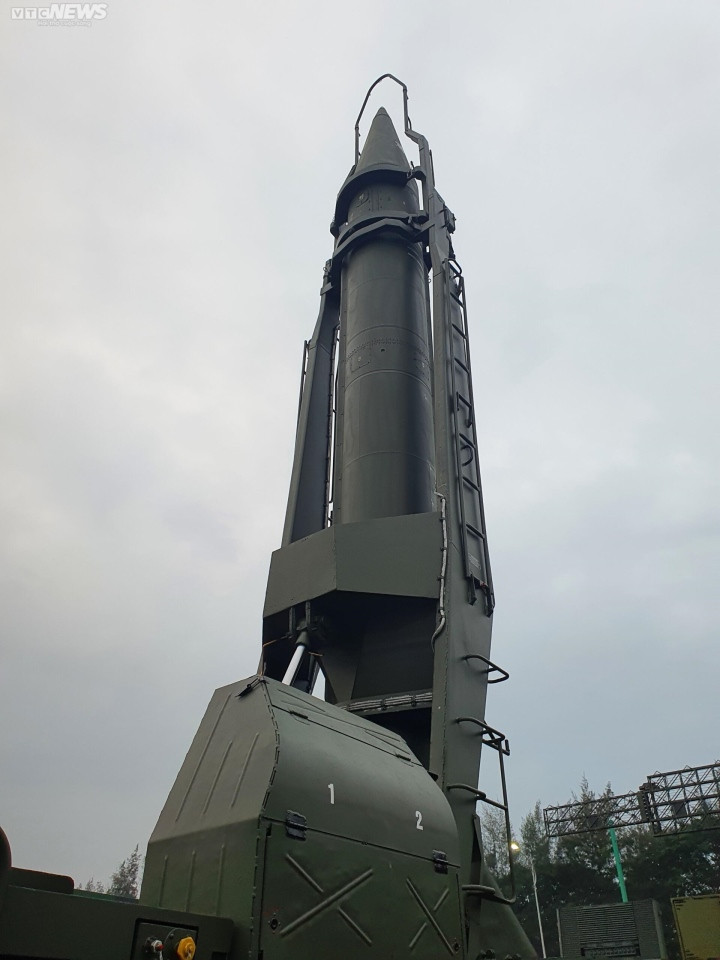 Đây là một trong số những tên lửa đạn đạo chiến thuật thế hệ đầu tiên của Liên Xô. Về mặt lý thuyết, tên lửa Scud-B có tầm bắn tối đa 300 km, độ lệch mục tiêu tối đa 450 mét khi khai hoả ở cự ly tối đa. Ảnh: Kông Anh - Trà Khánh/VTCnews.