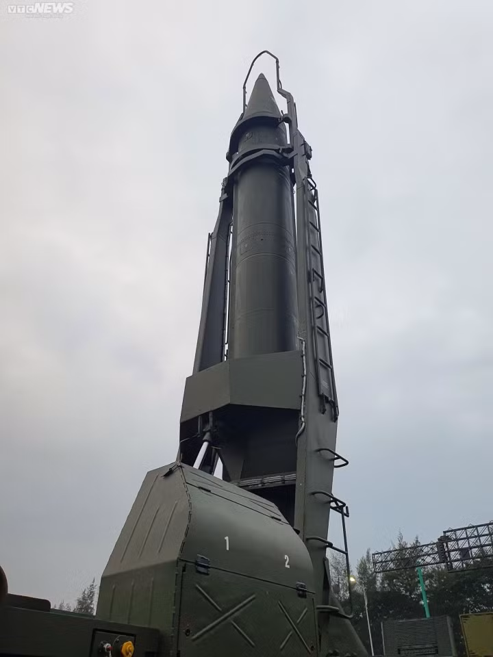 Đây là một trong số những tên lửa đạn đạo chiến thuật thế hệ đầu tiên của Liên Xô. Về mặt lý thuyết, tên lửa Scud-B có tầm bắn tối đa 300 km, độ lệch mục tiêu tối đa 450 mét khi khai hoả ở cự ly tối đa. Ảnh: Kông Anh - Trà Khánh/VTCnews.