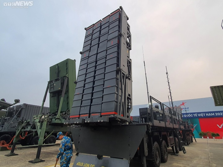 Tổ hợp tên lửa SPIDER do Israel sản xuất có mặt tại Triển lãm Quốc phòng 2022. SPYDER của Israel được coi là một trong những tổ hợp tên lửa phòng không tân thời khi sử dụng những loại tên lửa không đối không tiên tiến bậc nhất thế giới hiện nay. Ảnh: Kông Anh - Trà Khánh/VTCnews.