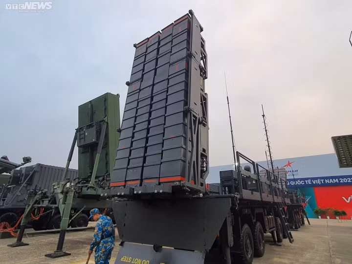 Tổ hợp tên lửa SPIDER do Israel sản xuất có mặt tại Triển lãm Quốc phòng 2022. SPYDER của Israel được coi là một trong những tổ hợp tên lửa phòng không tân thời khi sử dụng những loại tên lửa không đối không tiên tiến bậc nhất thế giới hiện nay. Ảnh: Kông Anh - Trà Khánh/VTCnews.