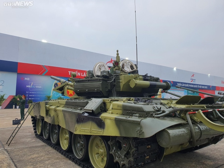 Tất nhiên, không thể thiếu hai loại xe tăng chủ lực trong biên chế của Quân đội Nhân dân Việt Nam hiện nay là T-90 phiên bản T-90S và T-90SK. Ảnh: Kông Anh - Trà Khánh/VTCnews.