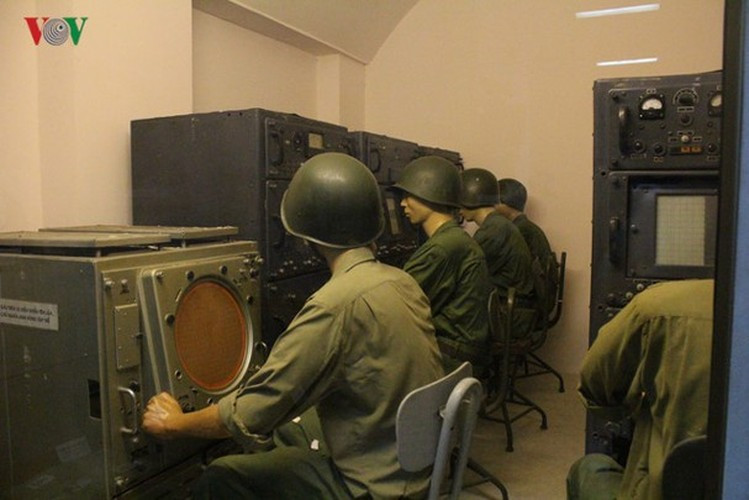 Việc địch sử dụng tác chiến điện tử cực mạnh, khiến radar của hệ thống phòng không không thể phát hiện và khóa mục tiêu được với B-52. Các đài radar P-12 của các tiểu đoàn tên lửa SAM-2 chỉ thu được các giải nhiễu đậm đặc, có lúc làm trắng xóa cả màn hình, gây rất nhiều khó khăn cho bộ đội phòng không, không quân.